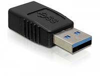 Nahaufnahme eines USB-Flash-Laufwerk-Steckers mit schwarzem Kunststoffgehäuse und blauem USB-3.0-Stecker auf weißem Hintergrund