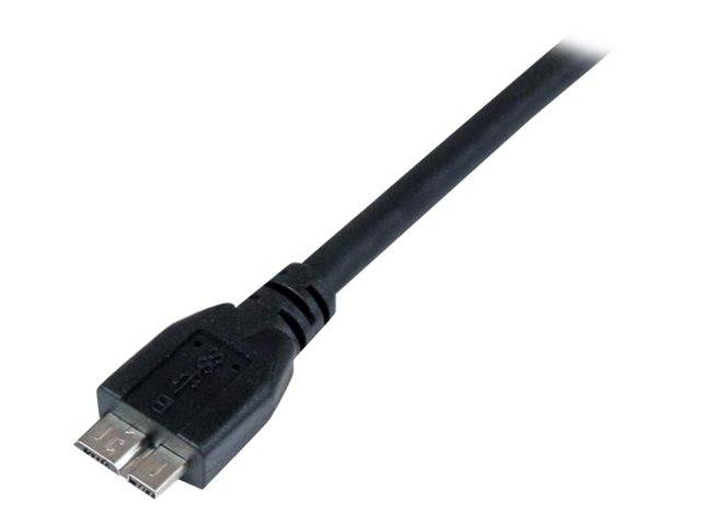 Micro-USB-Kabelstecker auf einem schwarzen Kabel vor weißem Hintergrund.