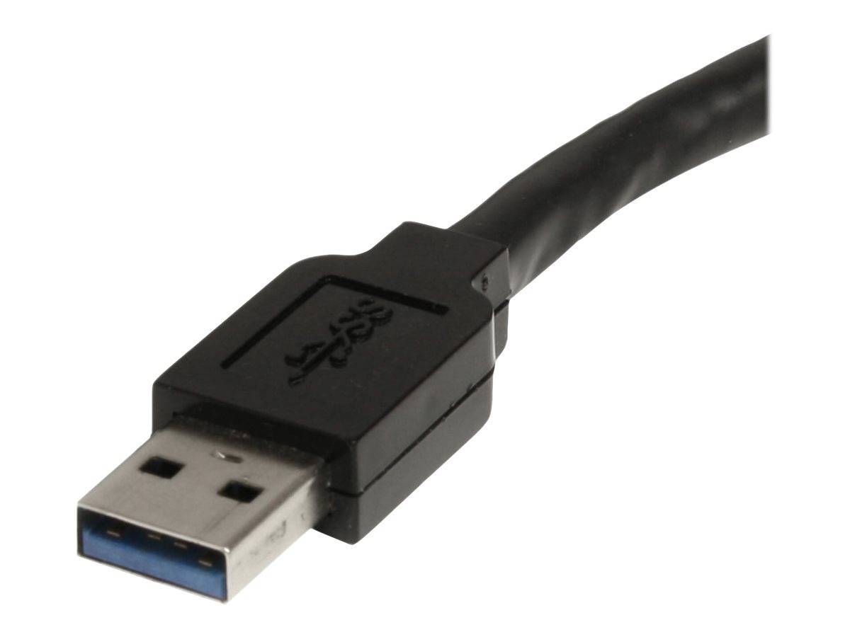 Nahaufnahme eines schwarzen USB-Typ-A-Steckers auf weißem Hintergrund.