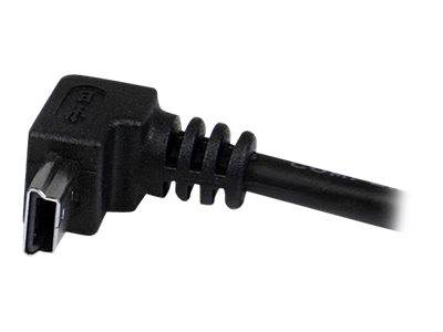 Nahaufnahme eines schwarzen rechtwinkligen USB-Kabelsteckers mit kurzer geformter Zugentlastung auf weißem Hintergrund.