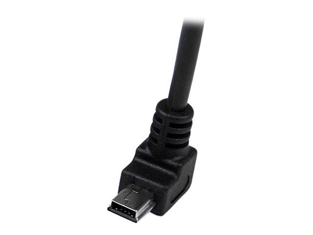 Nahaufnahme eines schwarzen Micro-USB-Kabelsteckers auf weißem Hintergrund.