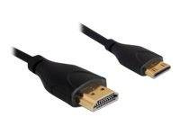 Nahaufnahme eines HDMI-Kabels mit zwei schwarzen Steckern auf weißem Hintergrund.
