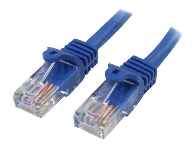 Zwei blaue Ethernet-Kabel mit transparenten RJ45-Steckern auf weißem Hintergrund.