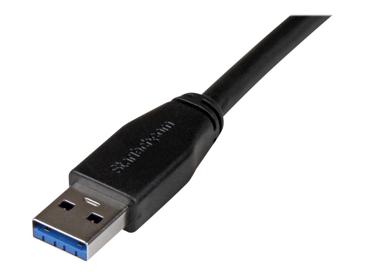 Nahaufnahme eines schwarzen USB-Typ-A-Steckers mit blauem Einsatz, dargestellt auf weißem Hintergrund.