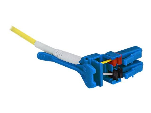 Blauer Lichtwellenleiterstecker hält ein gelbes Kabel, in Nahaufnahme auf weißem Hintergrund gezeigt.