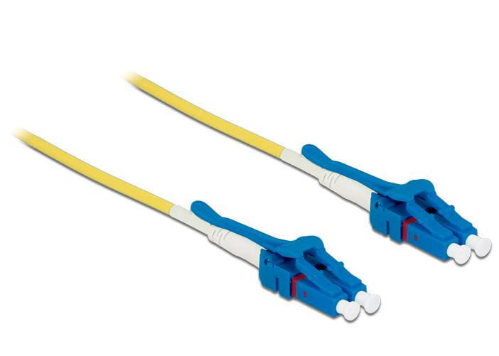 Zwei gelbe Glasfaserpatchkabel mit blauen Steckern und weißen Schutzkapsen auf weißem Hintergrund.