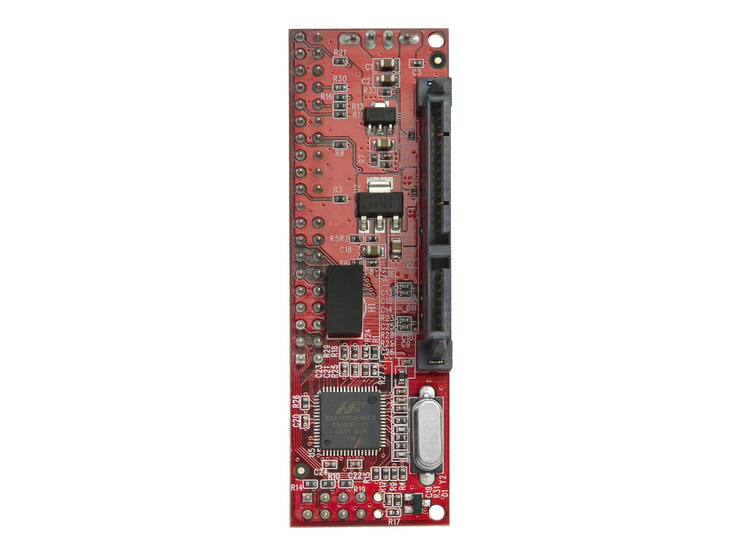 Rote Leiterplatte mit integrierten Chips, einem Erweiterungsstecker und einem Metaltkristalloszillator, dargestellt auf weißem Hintergrund.