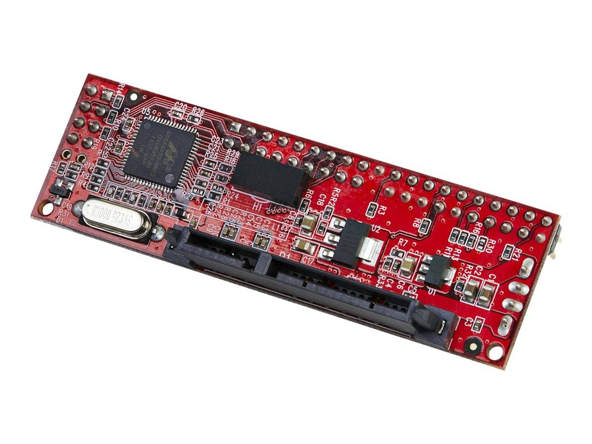 Rote elektronische Leiterplatte mit Mikrochip, Kristalloszillator und langem Steckerkantenverbinder, dargestellt auf weißem Hintergrund.