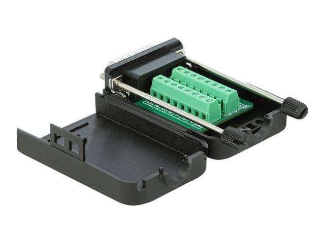 Offenes schwarzes elektronisches Steckergehäuse mit grünen Schraubklemmblöcken und metallischem Riegel auf weißem Hintergrund.