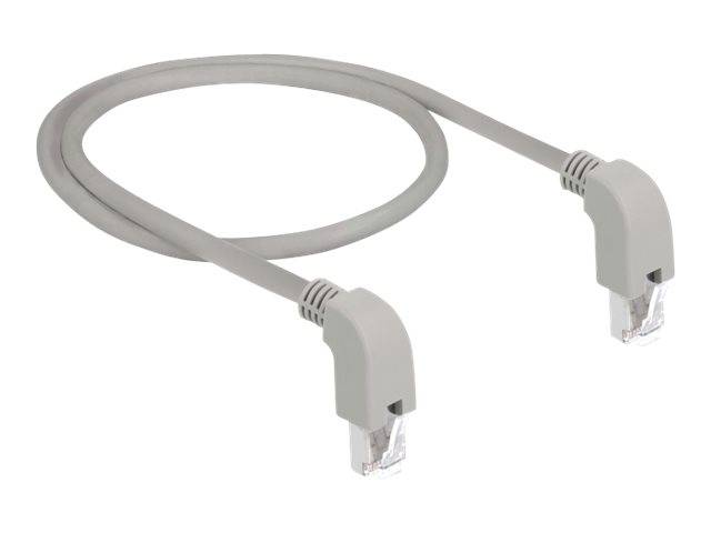 Graues Ethernet-Netzwerkkabel mit RJ45-Steckern an beiden Enden, aufgerollt auf weißem Hintergrund.