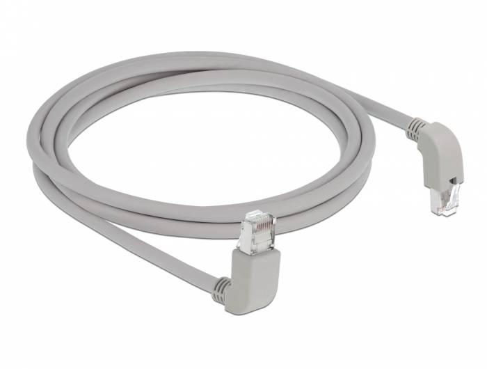 Aufgerolltes graues Ethernet-Kabel mit zwei rechtwinkligen RJ45-Steckern auf weißem Hintergrund.