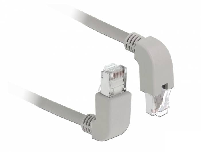 Zwei graue Ethernet-Kabel mit RJ45-Steckern, eines gerade und eines mit Winkelstecker, auf weißem Hintergrund dargestellt.