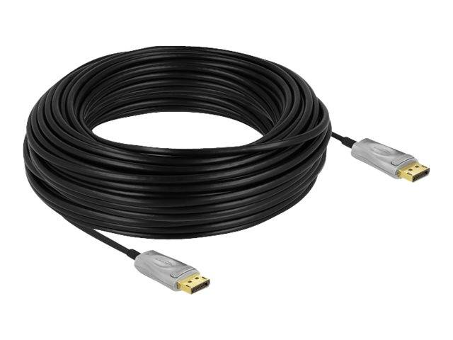 Aufgerolltes schwarzes Kabel mit vergoldeten Anschlüssen an beiden Enden, vermutlich ein HDMI-Kabel, auf weißem Hintergrund dargestellt.