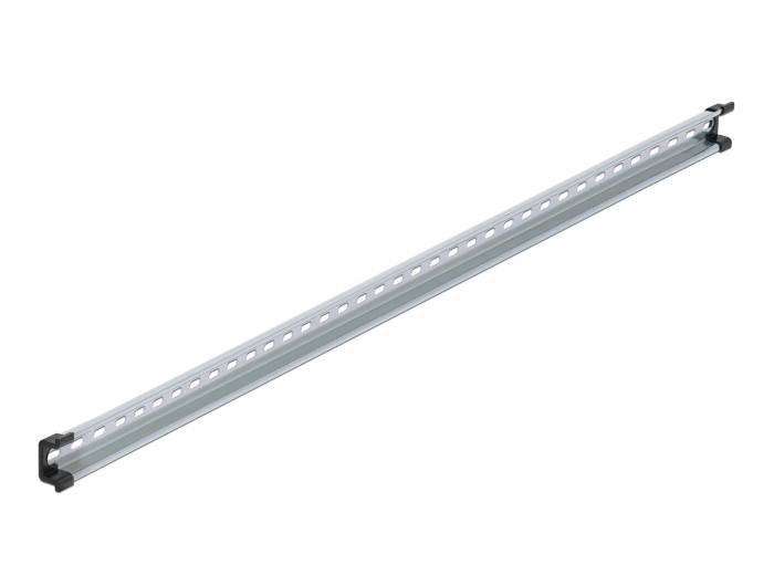 Eine Metallschiene mit Schlitzen und schwarzen Endbefestigungen, diagonal auf weißem Hintergrund dargestellt.