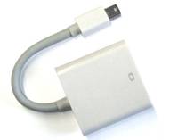 USB-Adapterkabel mit einem kleinen Stecker, der an einem silbernen rechteckigen Gerät angebracht ist