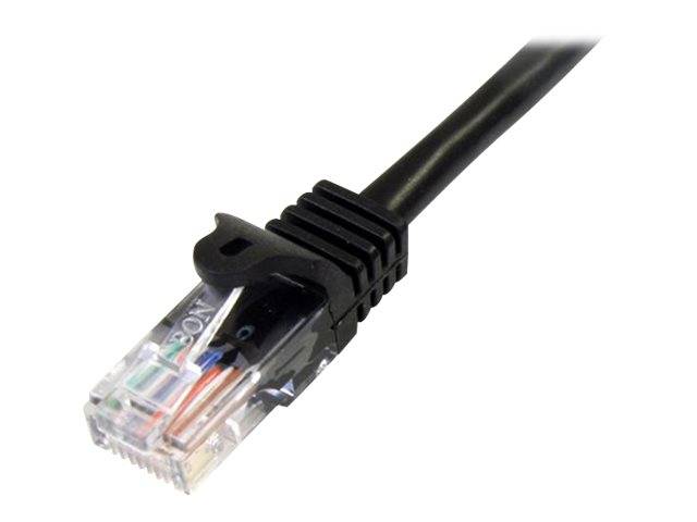 Nahaufnahme eines Ethernet-Netzwerkkabels mit einem klaren RJ45-Stecker auf weißem Hintergrund.