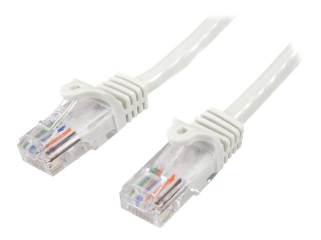 Zwei klare Ethernet-Kabel mit RJ45-Steckern auf weißem Hintergrund.
