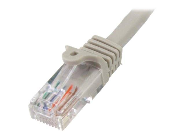 Nahaufnahme eines Ethernet-Kabelsteckers mit sichtbaren inneren Drähten und transparentem Kunststoffstecker auf hellem Hintergrund.