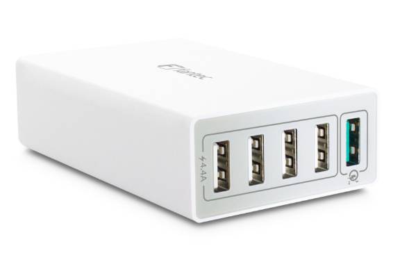 Ein weißes USB-Ladegerät mit fünf USB-Anschlüssen auf einer Seite, entwickelt zum gleichzeitigen Aufladen mehrerer Geräte.