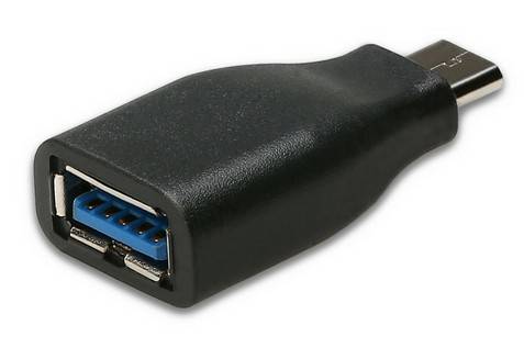USB-C-Stecker auf USB-A-Buchse-Adapter auf weißem Hintergrund.