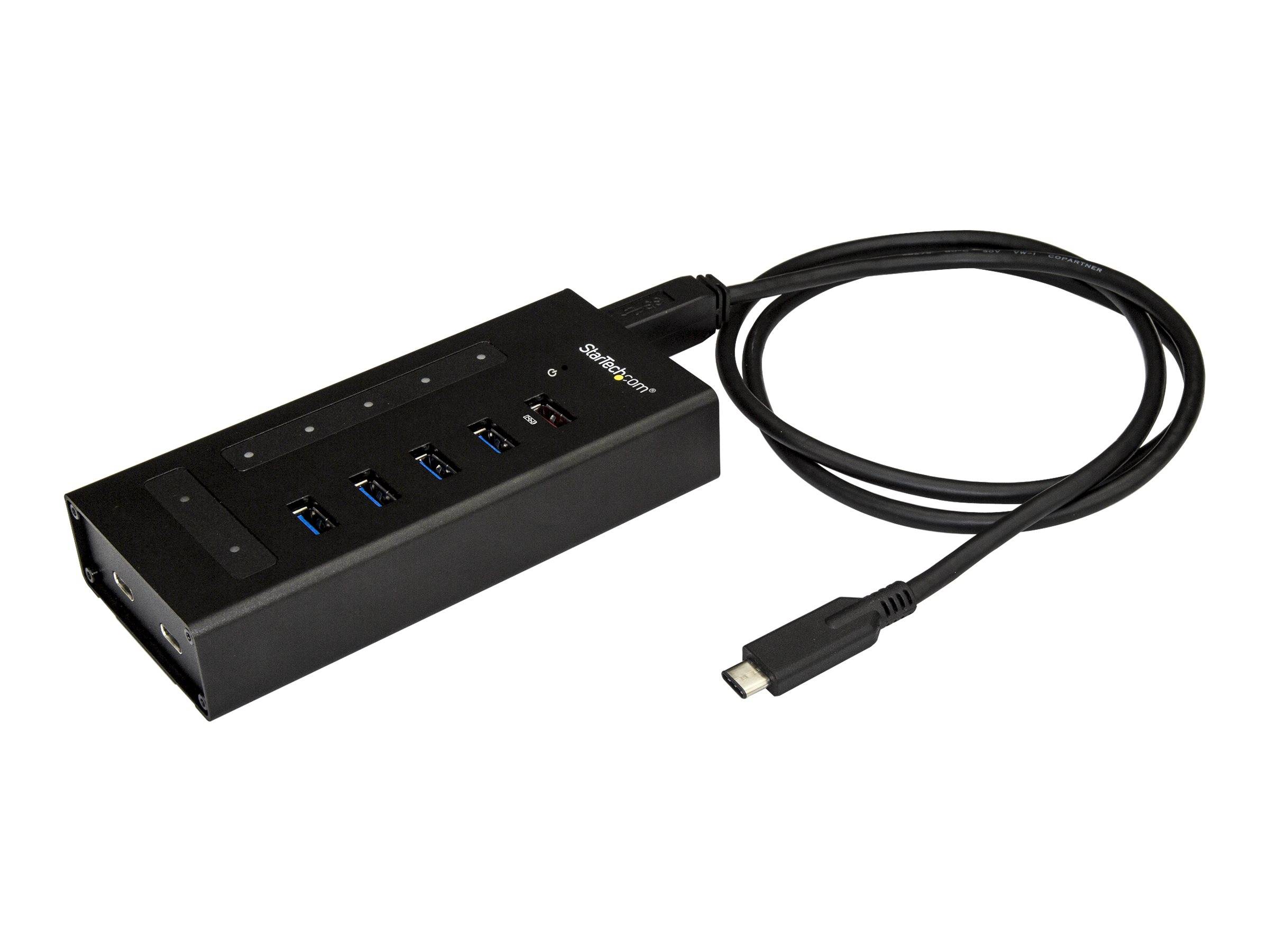Schwarzer 4-Port-USB-Hub mit angeschlossenem USB-Kabel und mehreren blauen USB-Anschlüssen auf weißem Hintergrund
