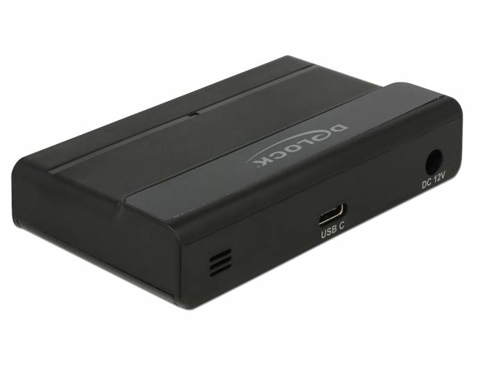 Schwarze rechteckige DLOCK tragbare Powerbank oder Batteriepack mit USB-C- und DC-12V-Anschlüssen auf weißem Hintergrund
