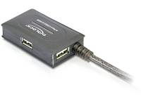 Kleiner schwarzer Ethernet-Adapter mit zwei USB-Anschlüssen und angeschlossenem Kabel auf weißem Hintergrund