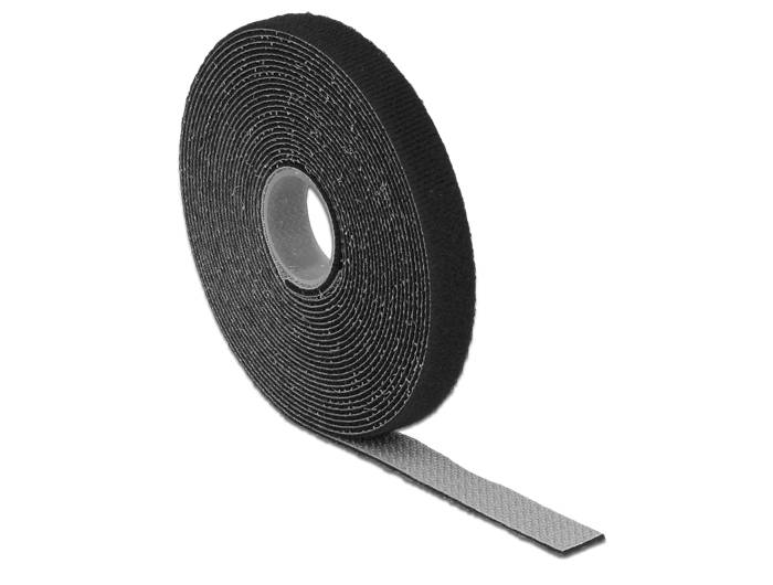 Schwarze Rolle selbstklebender Klett- und Flauschband mit einer abgewickelten Streifen auf weißem Hintergrund.