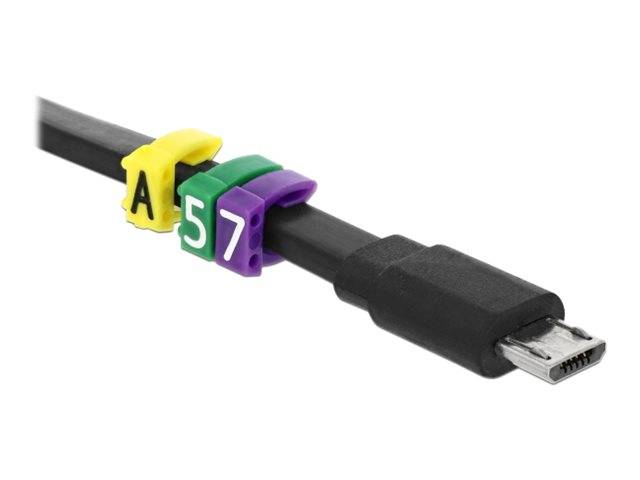 Nahaufnahme eines schwarzen USB-Kabels mit drei farbigen Kabelanhängern mit den Beschriftungen A, 5 und 7 in der Nähe des Steckers.