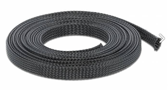 Aufgerolltes schwarzes geflochtenes Kabel oder Schlauch auf weißem Hintergrund, mit einem sichtbaren abgeschnittenen Ende.