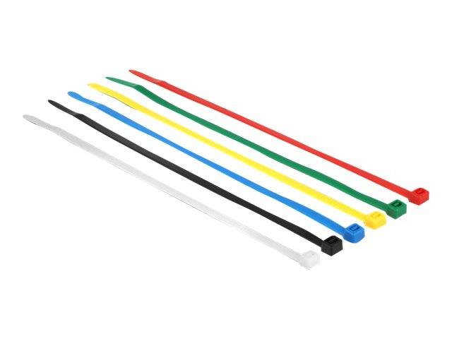 Sechs farbige Kabelbinder oder Kunststoffbinder diagonal auf weißem Hintergrund angeordnet.