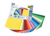 Stapel aus farbigem Fotopapier mit einer „50 Blatt Fotokarton