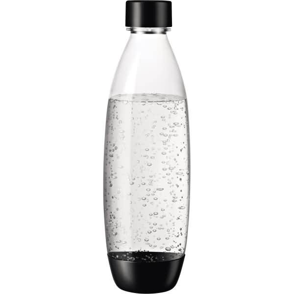 Durchsichtige Kunststoffwasserflasche mit schwarzem Verschluss und Boden, gefüllt mit kohlensäurehaltiger Flüssigkeit und Blasen, freigestellt auf weißem Hintergrund.