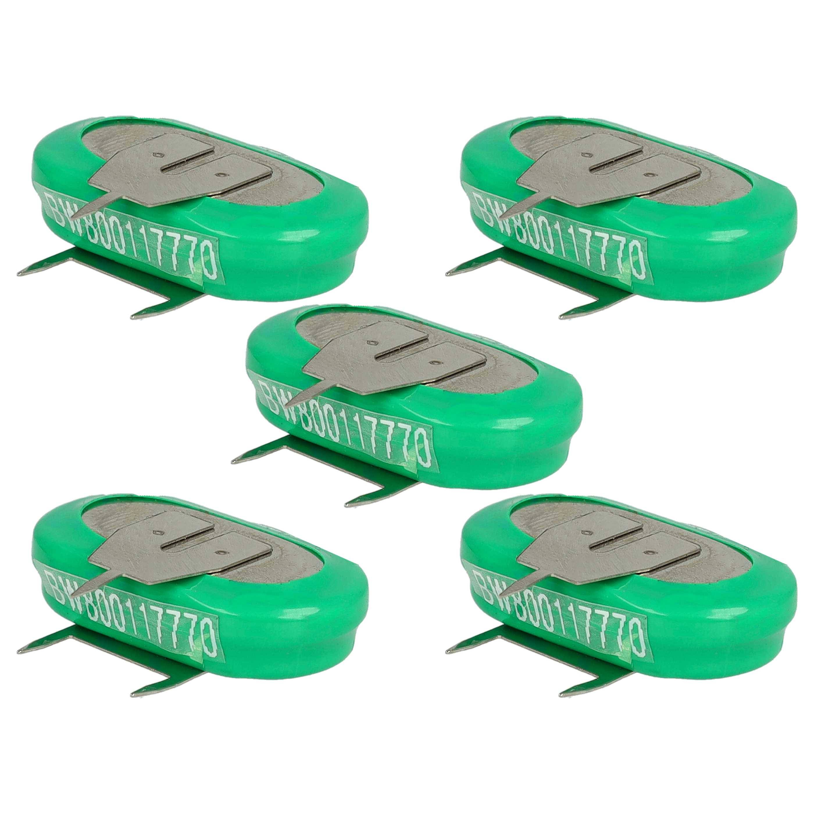 Fünf grüne Knopfzellenbatterien auf weißem Hintergrund angeordnet.