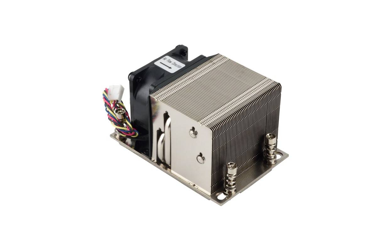 Metall-Computer-CPU-Kühlkörper mit angebrachtem Lüfter und mehrfarbigem Stromkabel, auf weißem Hintergrund gezeigt.