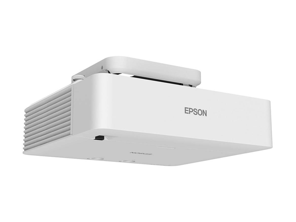 Weißer an der Decke montierter Epson-Projektor auf neutralem Hintergrund, Schrägansicht, die die seitlichen Lüftungsöffnungen und das Objektivgehäuse zeigt.