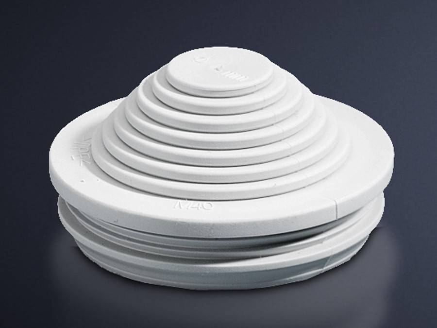 Eine weiße, flexible Dachrohrmanschette mit mehreren kreisförmigen Rillen, entwickelt zum Abdichten um Rohre, um Wasserlecks zu verhindern.