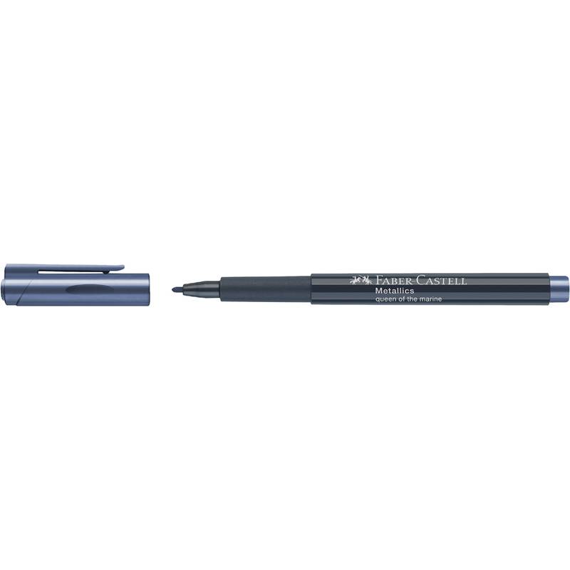 Ein metallisch blauer Faber-Castell Stift mit abgenommenem Deckel, bei dem die feine Spitze sichtbar ist. Die Worte ‚Faber-Castell metallics' sind zu sehen.