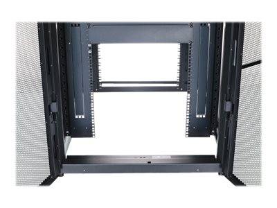 Leeres Servergestell mit geöffneten Seitenpanels, schwarze Metallstruktur, in einem hellen Raum positioniert. Keine Ausrüstung im Inneren installiert.