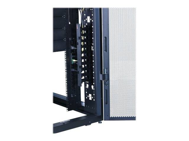 Ein offenes Serverrack mit Netzwerkkabeln und Panels im Inneren, mit einer gelochten Tür rechts zur Belüftung.