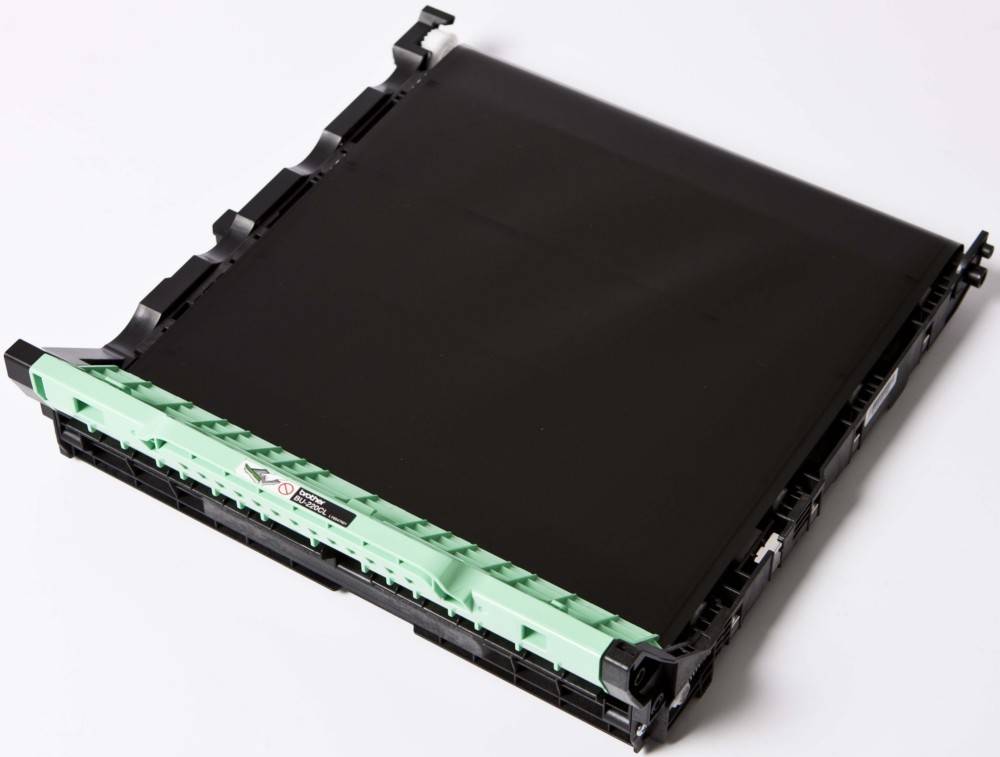 Eine schwarze Druckerwalze mit grünen Akzenten, wahrscheinlich von einem Laserdrucker, die auf einem weißen Hintergrund platziert ist.