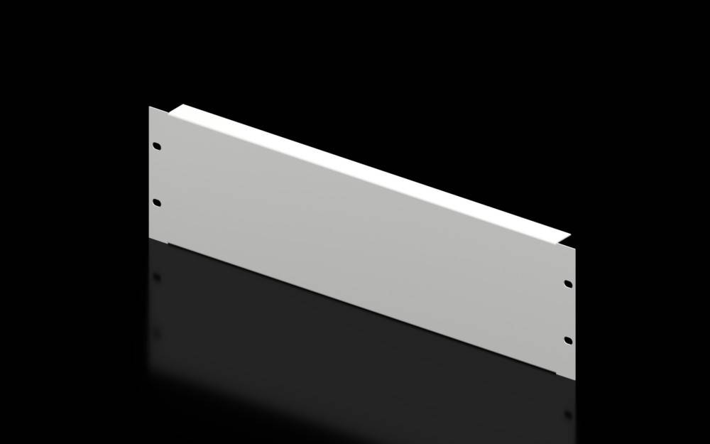 Ein weißes, rechteckiges, leeres Metallpanel mit Ecklöchern vor schwarzem Hintergrund. Wird zum Montieren oder Abdecken von Leerräumen in Geräteschränken verwendet.