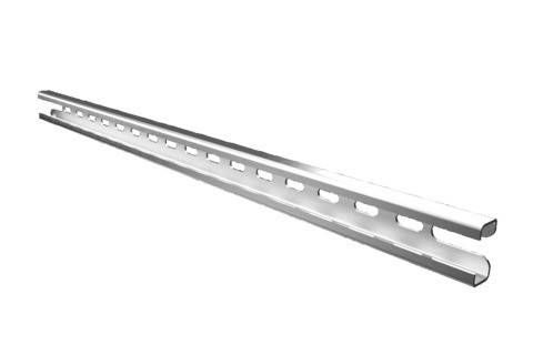 Ein langer, metallischer Kanal mit gleichmäßig verteilten Schlitzen entlang seiner gesamten Länge, möglicherweise verwendet für strukturelle Unterstützung oder Montagezwecke.