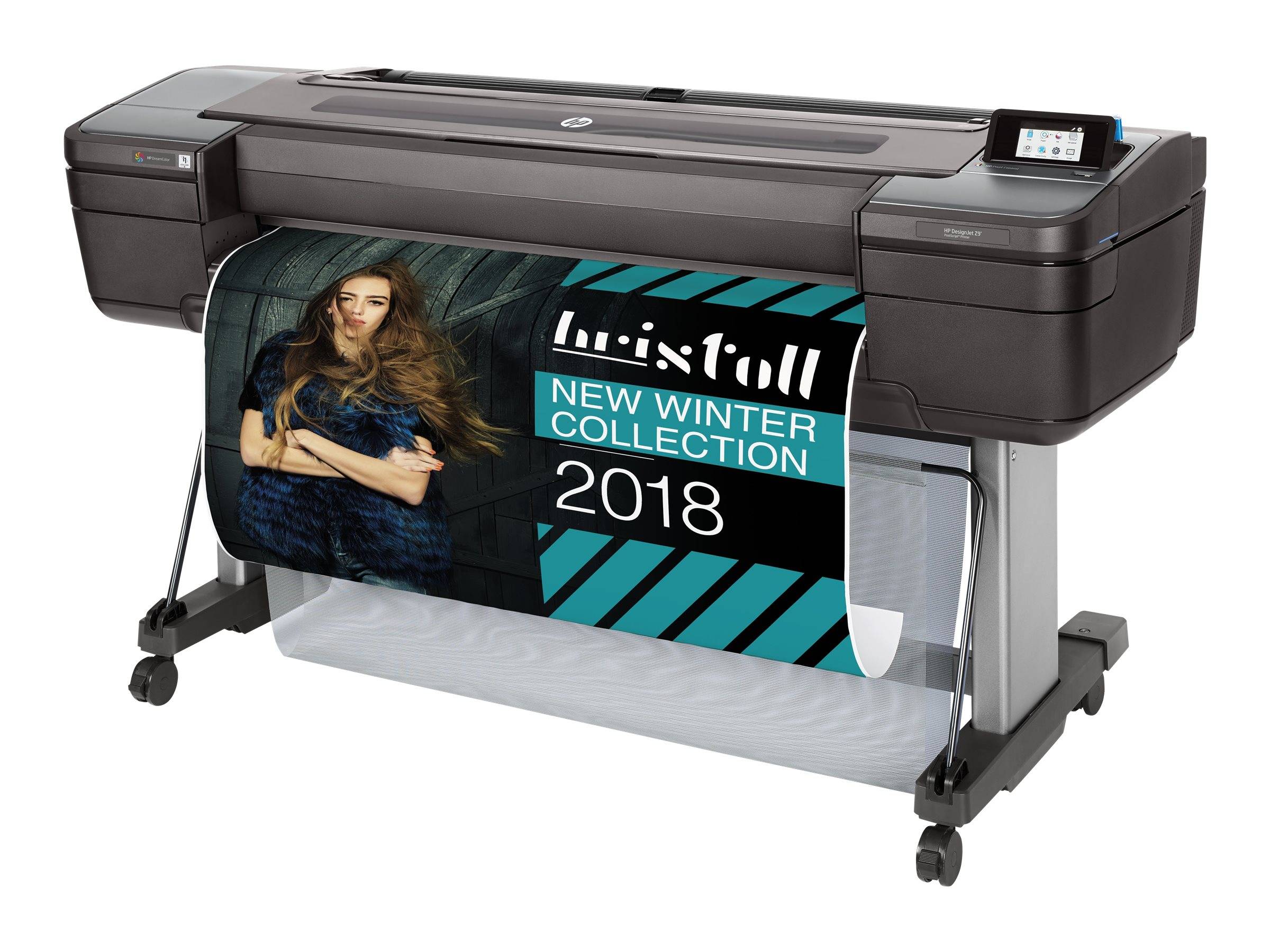 Großformatdrucker, der ein Fashionplakat mit der Aufschrift „NEW WINTER COLLECTION 2018