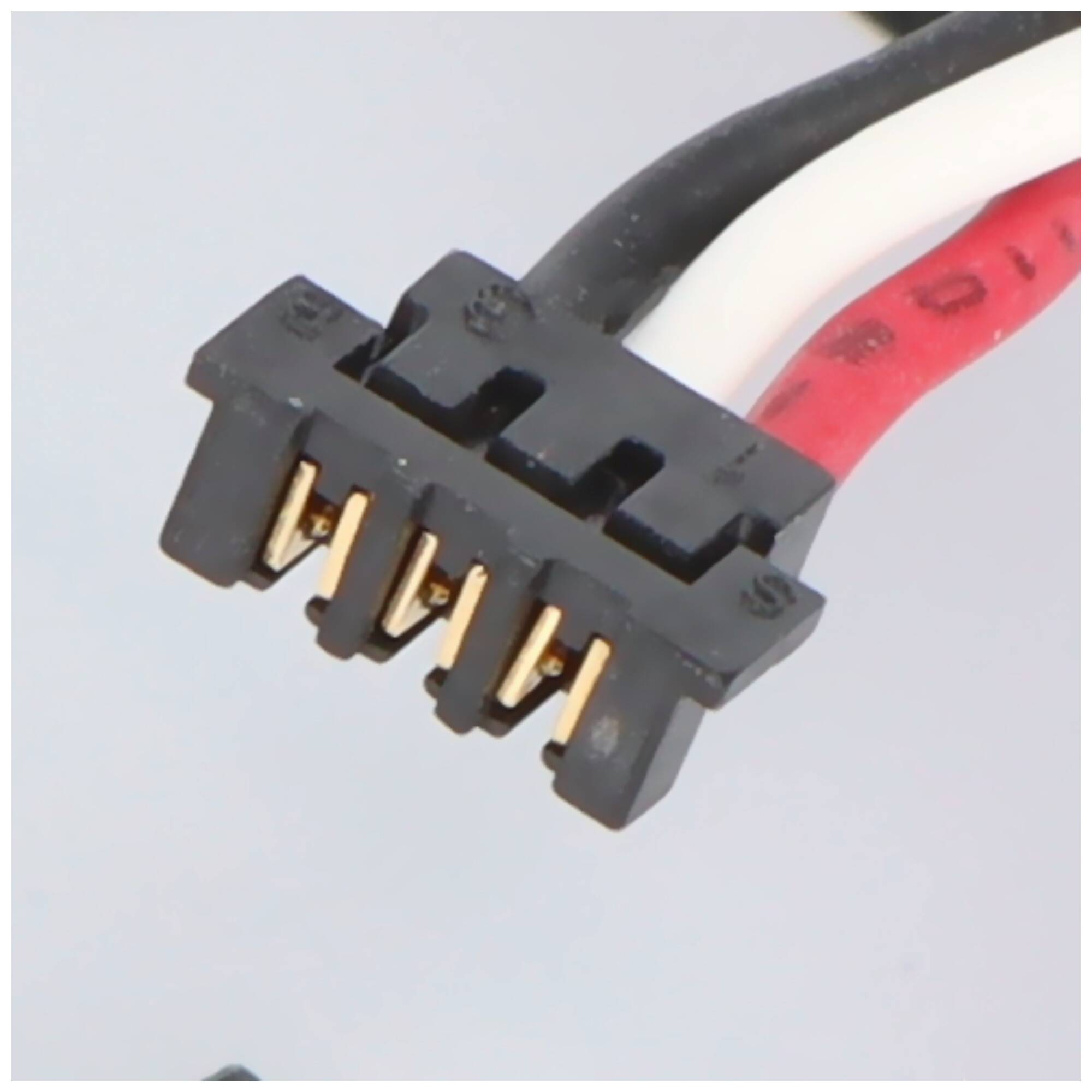 Ein vierpoliger Stecker mit schwarzen, roten und weißen Kabeln angebracht, möglicherweise zur Verwendung in Elektronik- oder Computerhardware.