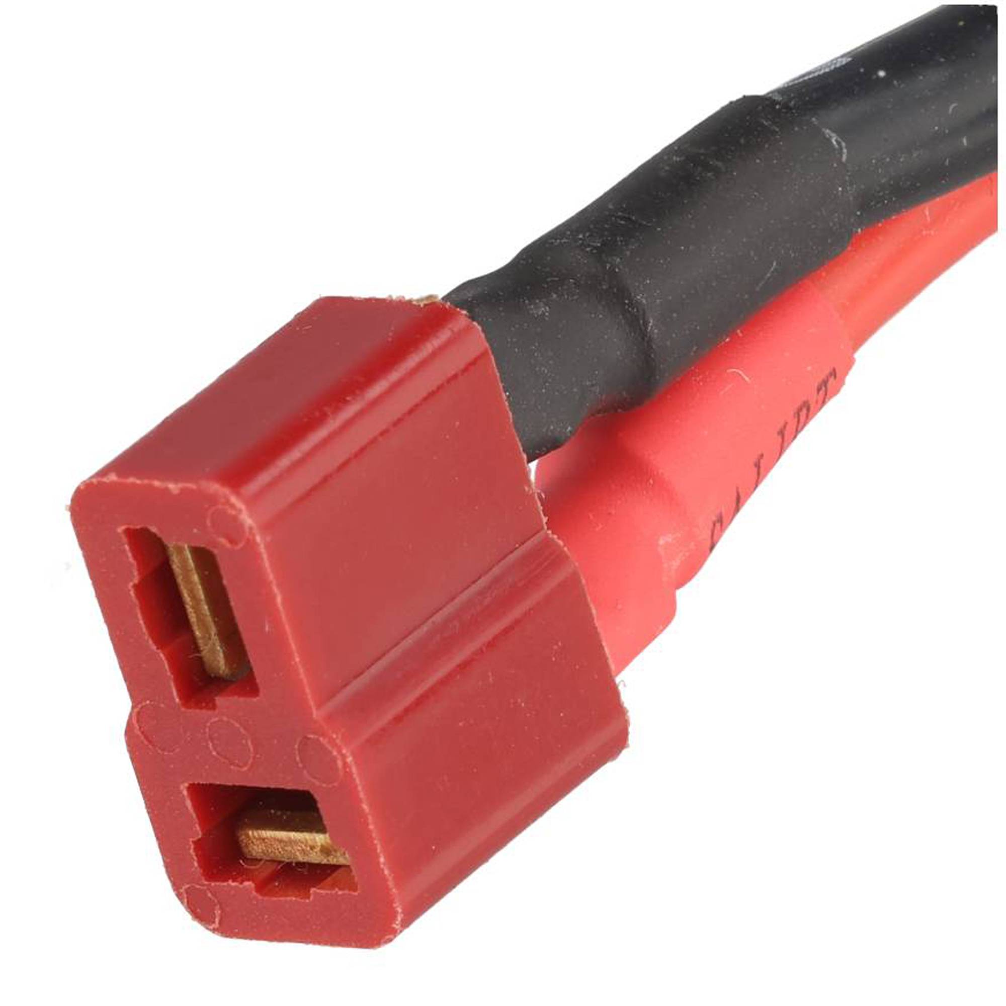 Nahaufnahme eines roten zweipoligen Stromsteckers mit schwarzem Kabel auf weißem Hintergrund.