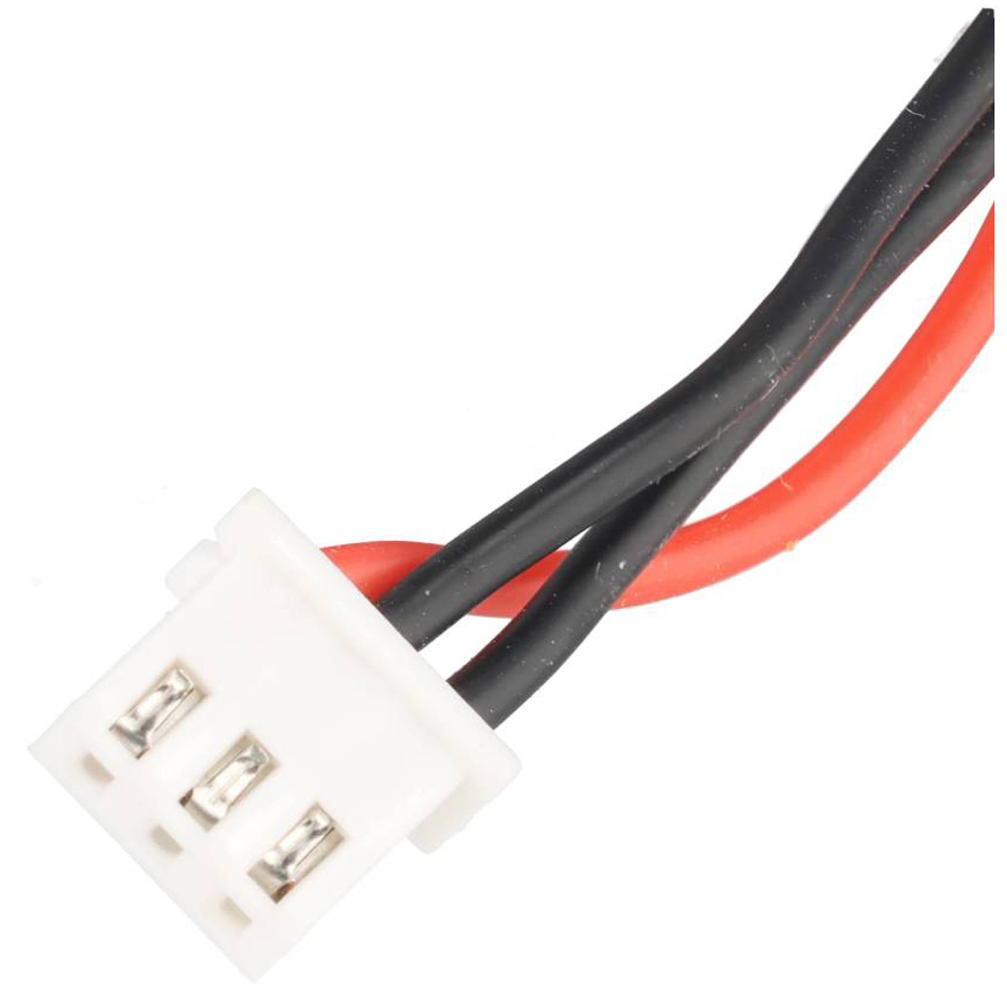 Großaufnahme eines weißen dreipoligen Elektrosteckers mit schwarzen und roten Drähten auf einfachem Hintergrund.
