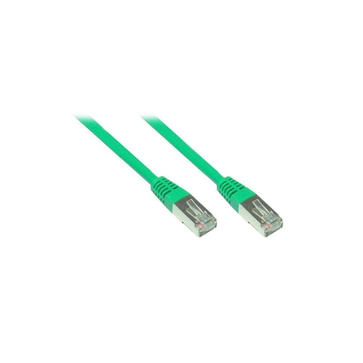 Ein grünes Ethernet-Kabel mit Metallsteckern an beiden Enden, verwendet für Netzwerk- und Datenverbindungen.
