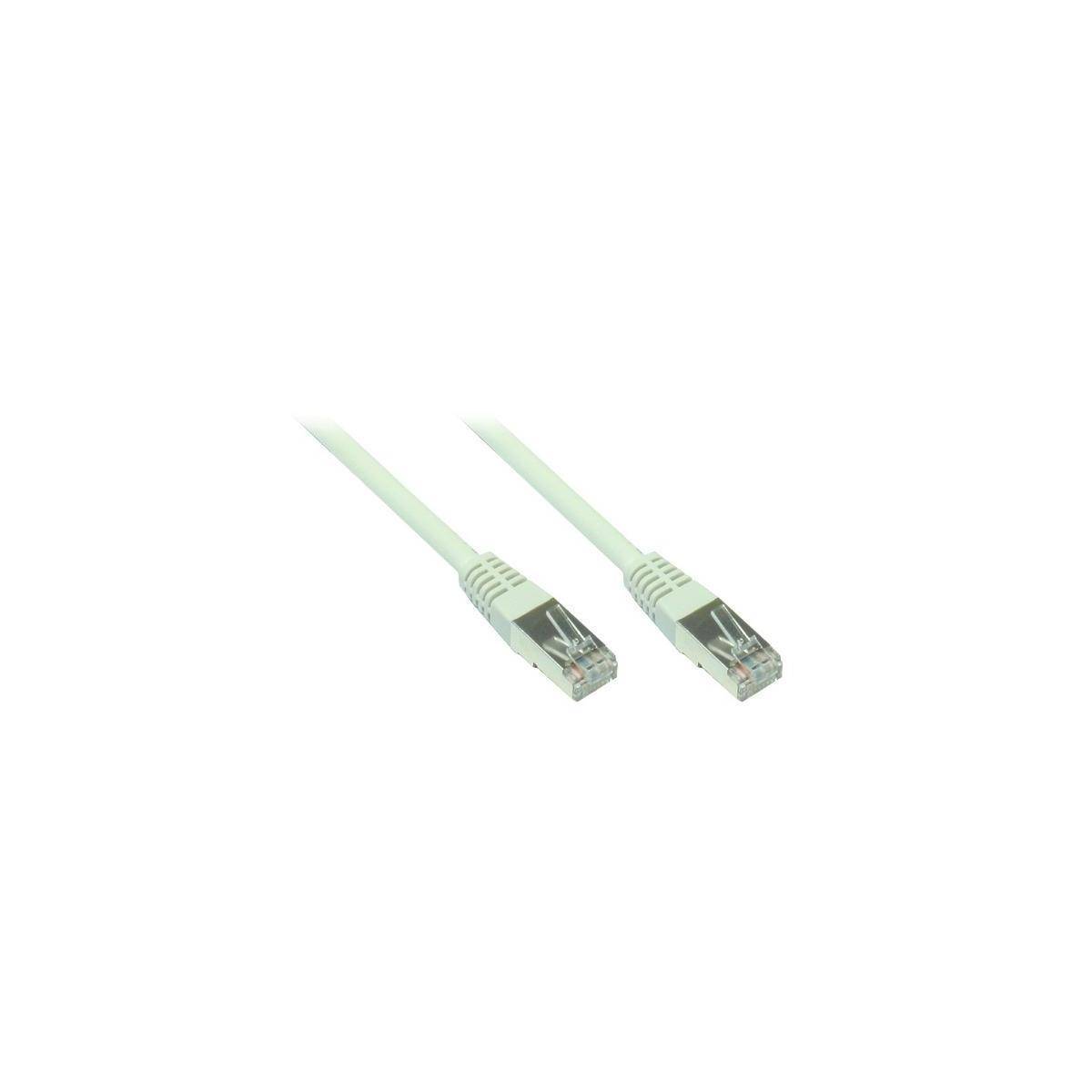 Weißes Netzwerkkabel mit zwei RJ45-Steckern, verwendet für Internet- und Netzwerkverbindungen.