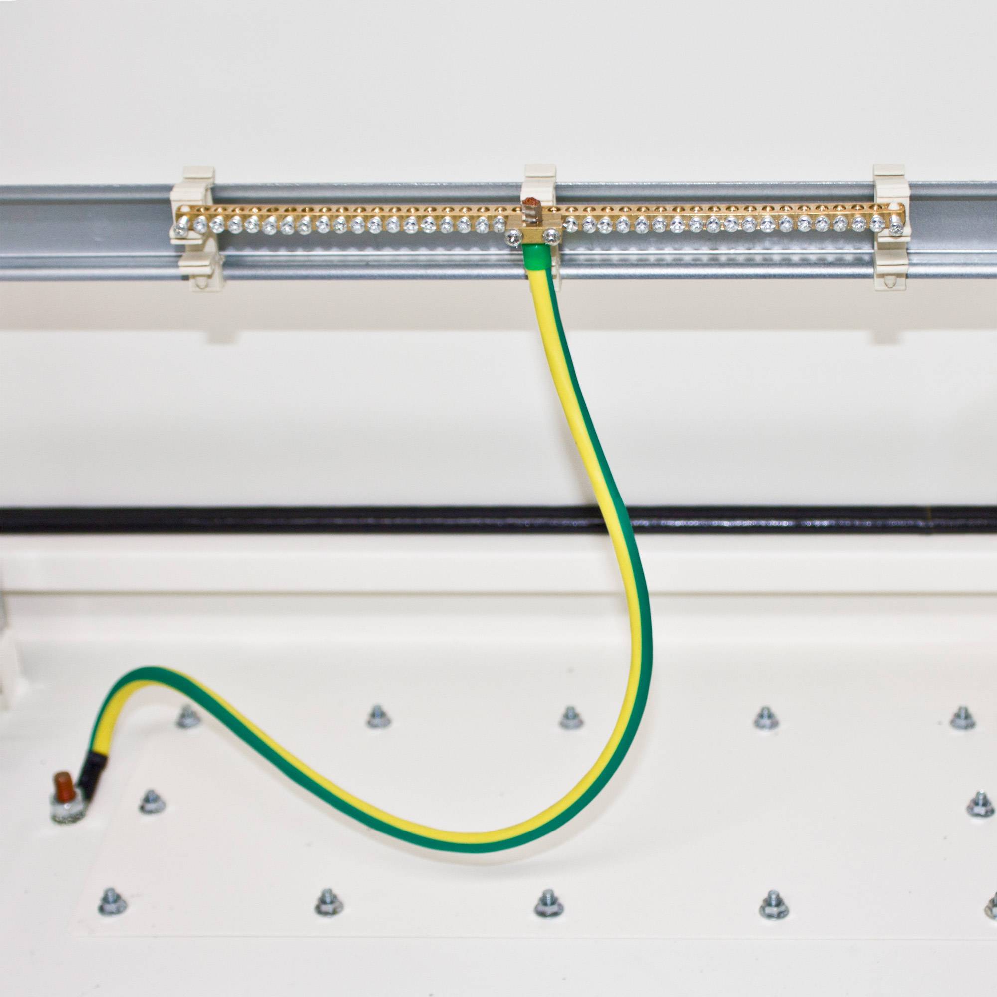 Triton RAX-MS-X84-X1 - Rack-Erdungsstange - 48.3 cm (19"")